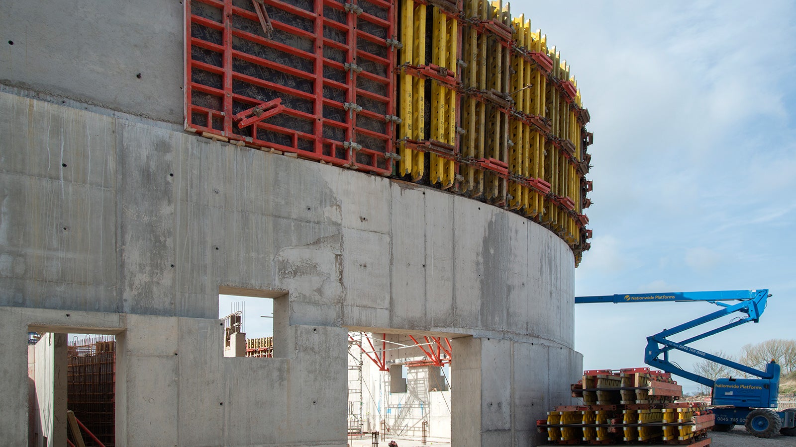 The curved walls are constructed using the cicular wall RUNDFLEX system together with TRIO which was used to construct the different sized openings