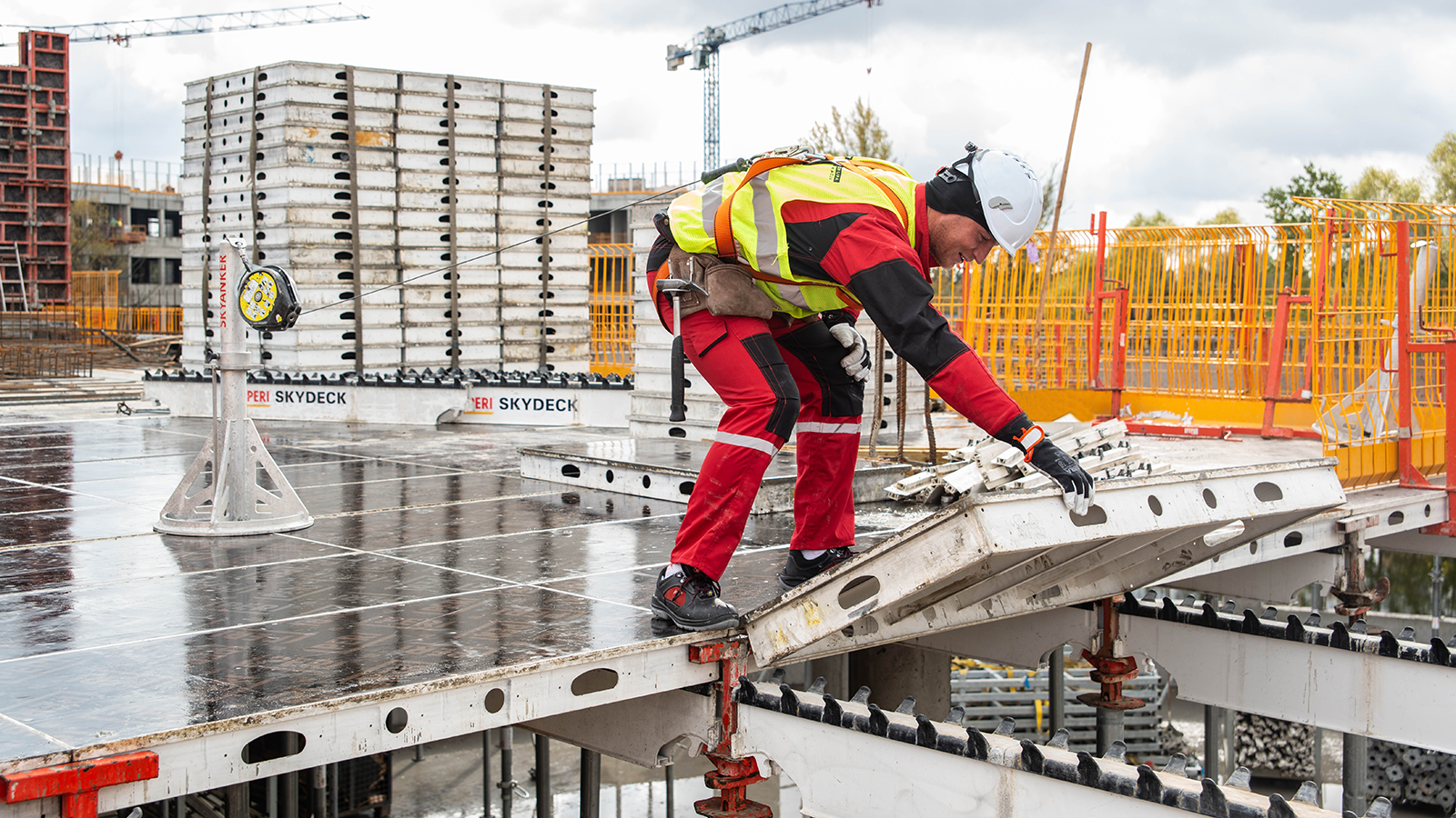 Nuestro encofrado para losas SKYDECK ofrece un alto nivel de seguridad en el trabajo. Durante la instalación, los dientes de las vigas principales sujetan firmemente los paneles en su posición, mientras que el sistema SKY Anchor garantiza la seguridad de las operaciones de encofrado.