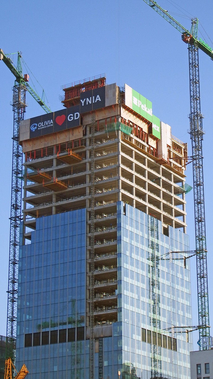 Nie tylko bezpieczeństwo pracy ale również widowiskowy przekaz społeczny możliwe są dzięki stosowaniu osłon wiatrowych PERI RCS-P.