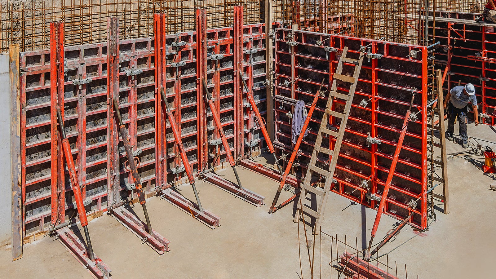 Korišćenjem PERI SB-L ramova izvedeni su jednostrani zidovi u podzemnim etažama.