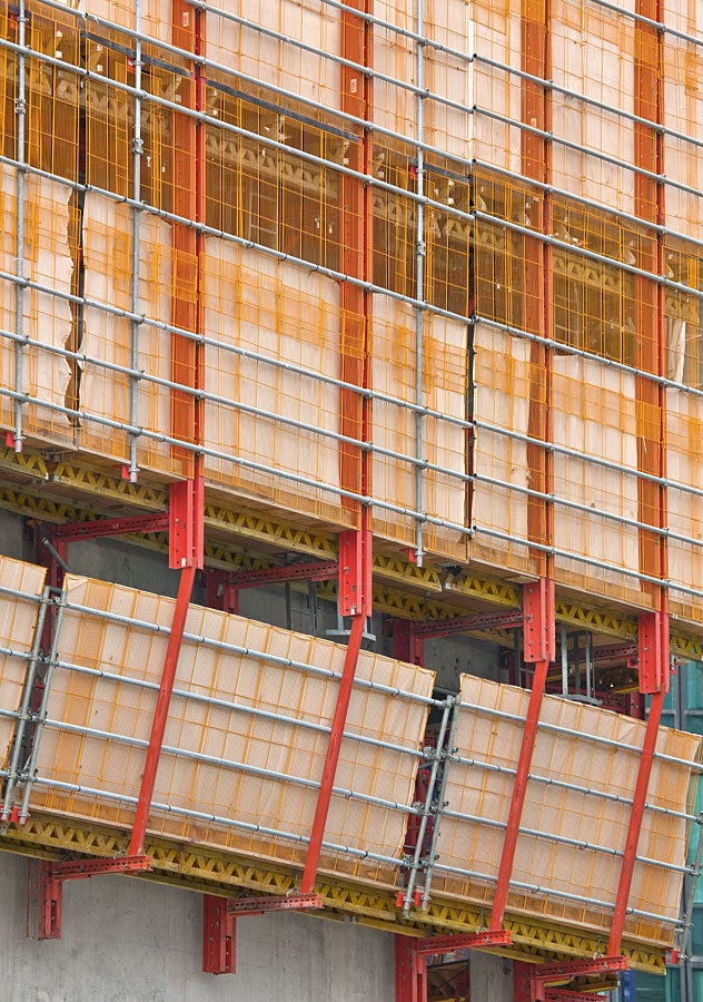 The 2,00 m high mesh barriers from the PROKIT safety system are also clad with sheeting thus creating a gap free enclosure.