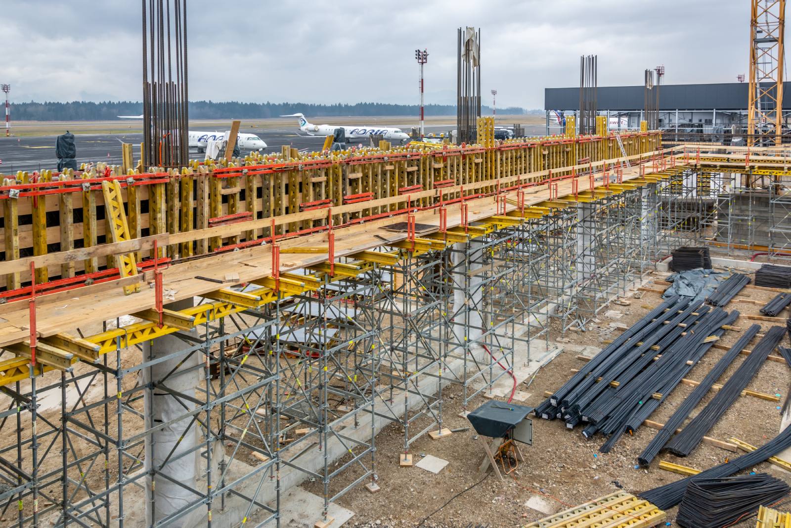 Izvedba greda uz podupiranje PERI UP Flex modularnom nosivom skelom.