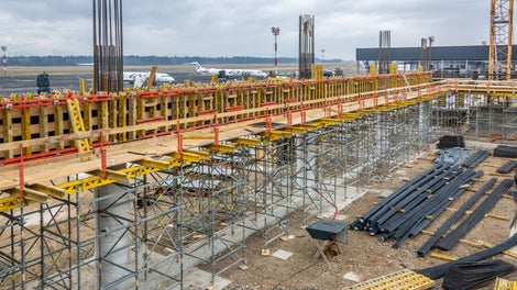 Izvedba greda uz podupiranje PERI UP Flex modularnom nosivom skelom.