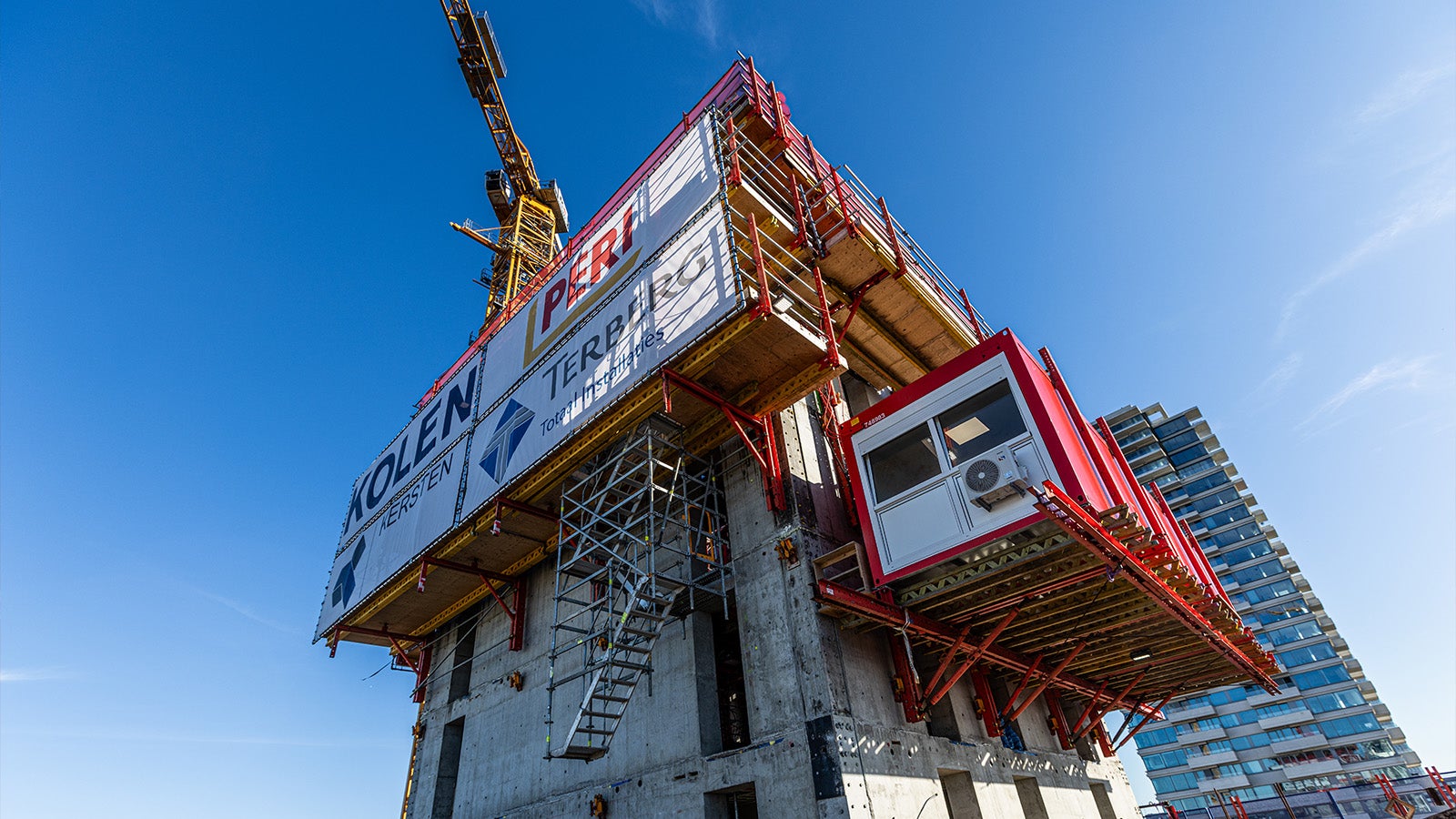 In het RCS-C hydraulisch klimsysteem zijn twee units geïntegreerd die als kantoor- en schaftvoorziening met de kern meeklimmen.
