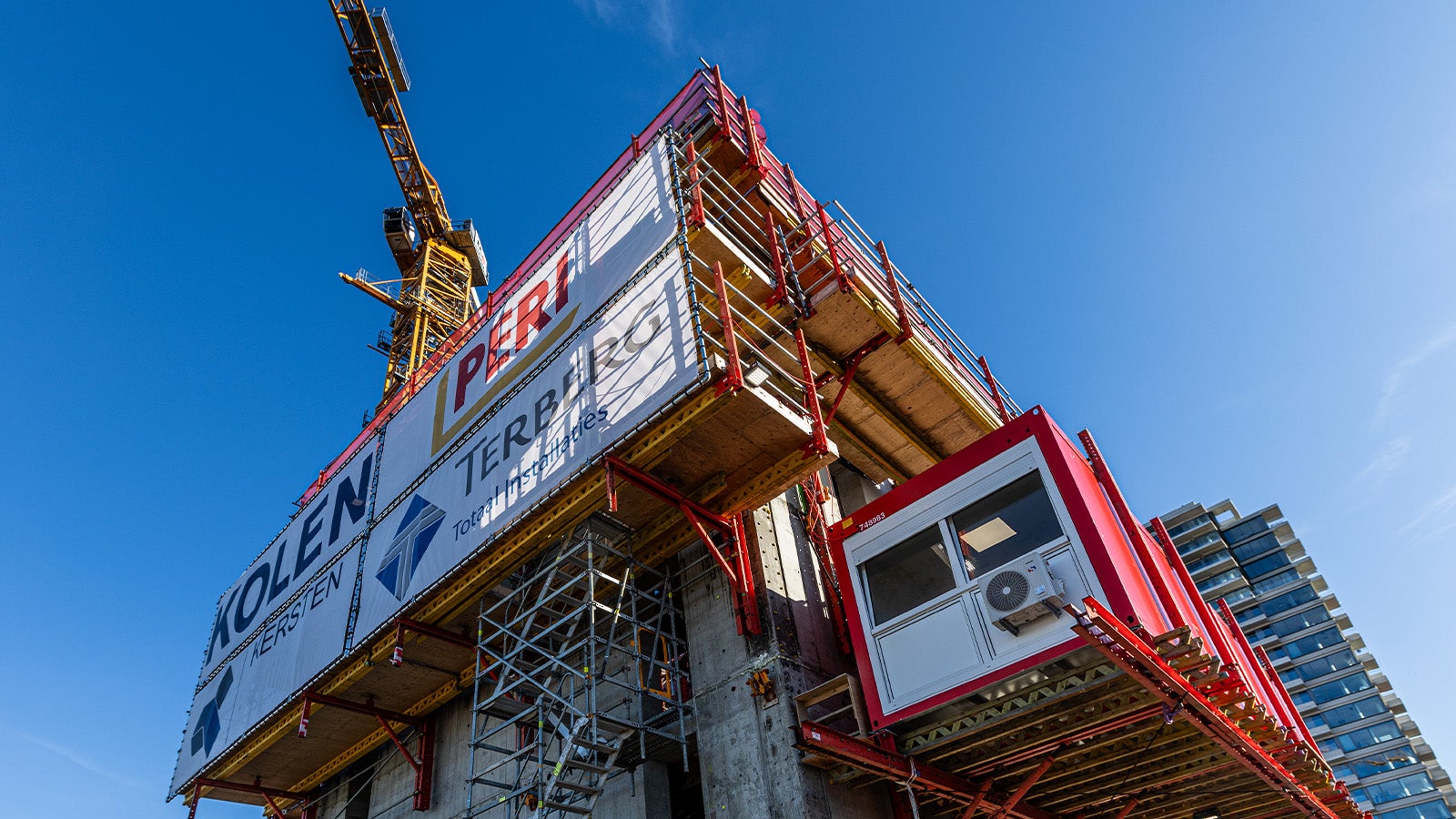 In het RCS-C hydraulisch klimsysteem zijn twee units geïntegreerd die als kantoor- en schaftvoorziening met de kern meeklimmen.