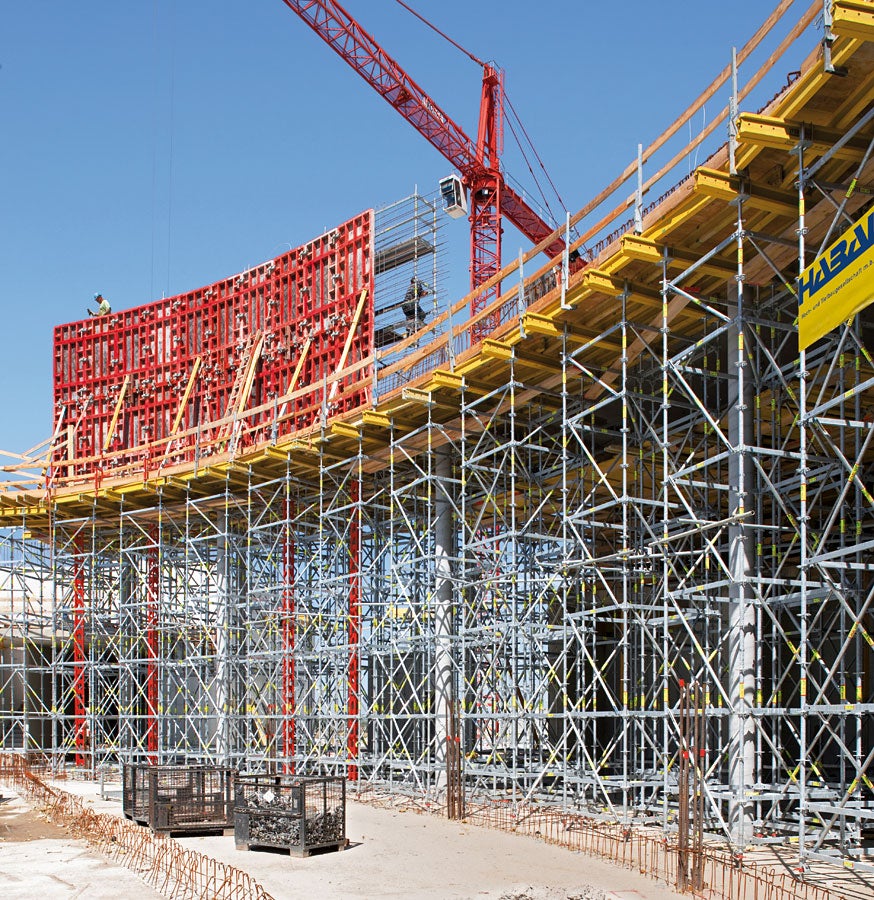 PERI UP Rosett shoring, combined with HD 200 heavy-duty props, for transferring the concreting and live loads during construction of the up to 15 m high wall sections.