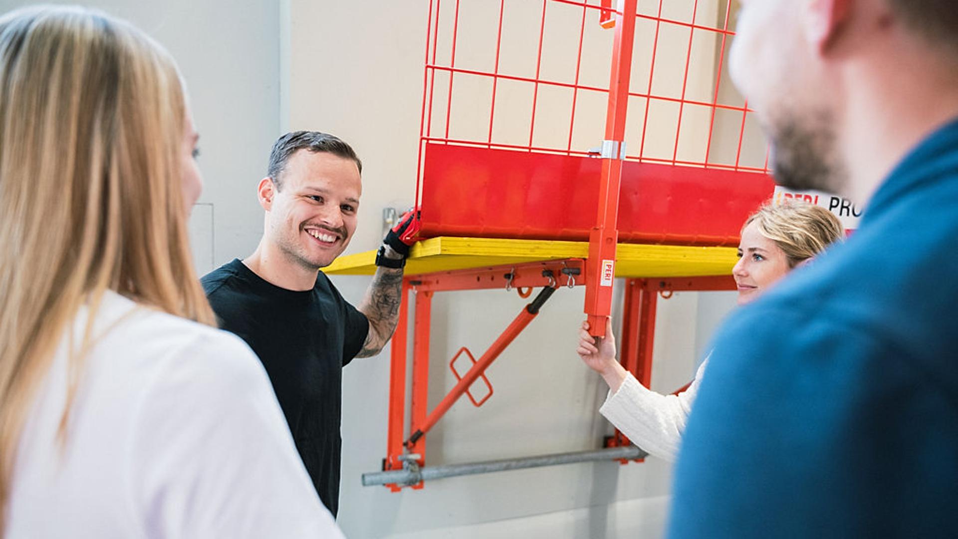 Über die Teilnahme an kostenlosen Online Seminaren oder Produktschulungen im PERI Ausbildungszentrum können Sie sich theoretisches und praktisches Know-how im Umgang mit den VARIOKIT Bauteilen aneignen. Sie erhalten die Möglichkeit, die Anwendungen aus nächster Nähe kennenzulernen und gegebenenfalls selbst zu montieren.