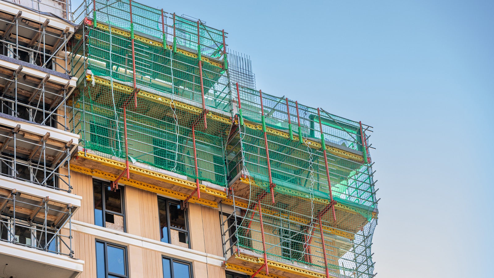 De RCS klimsteiger beweegt in fases omhoog. De steigers worden met behulp van de bouwkraan van schoen naar schoen omhoog geklommen.