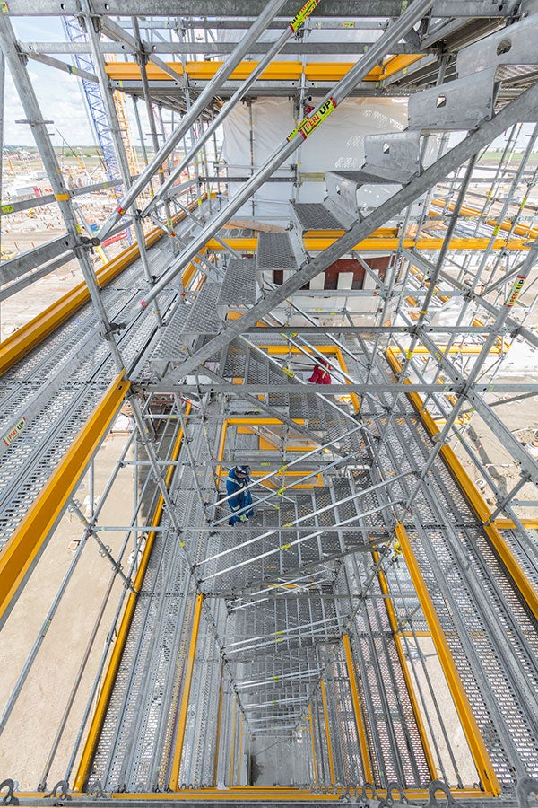 Scările pentru acces integrate cu lățimi până la 1.25 m permit acces comod și rapid pe toate nivelele schelei. 