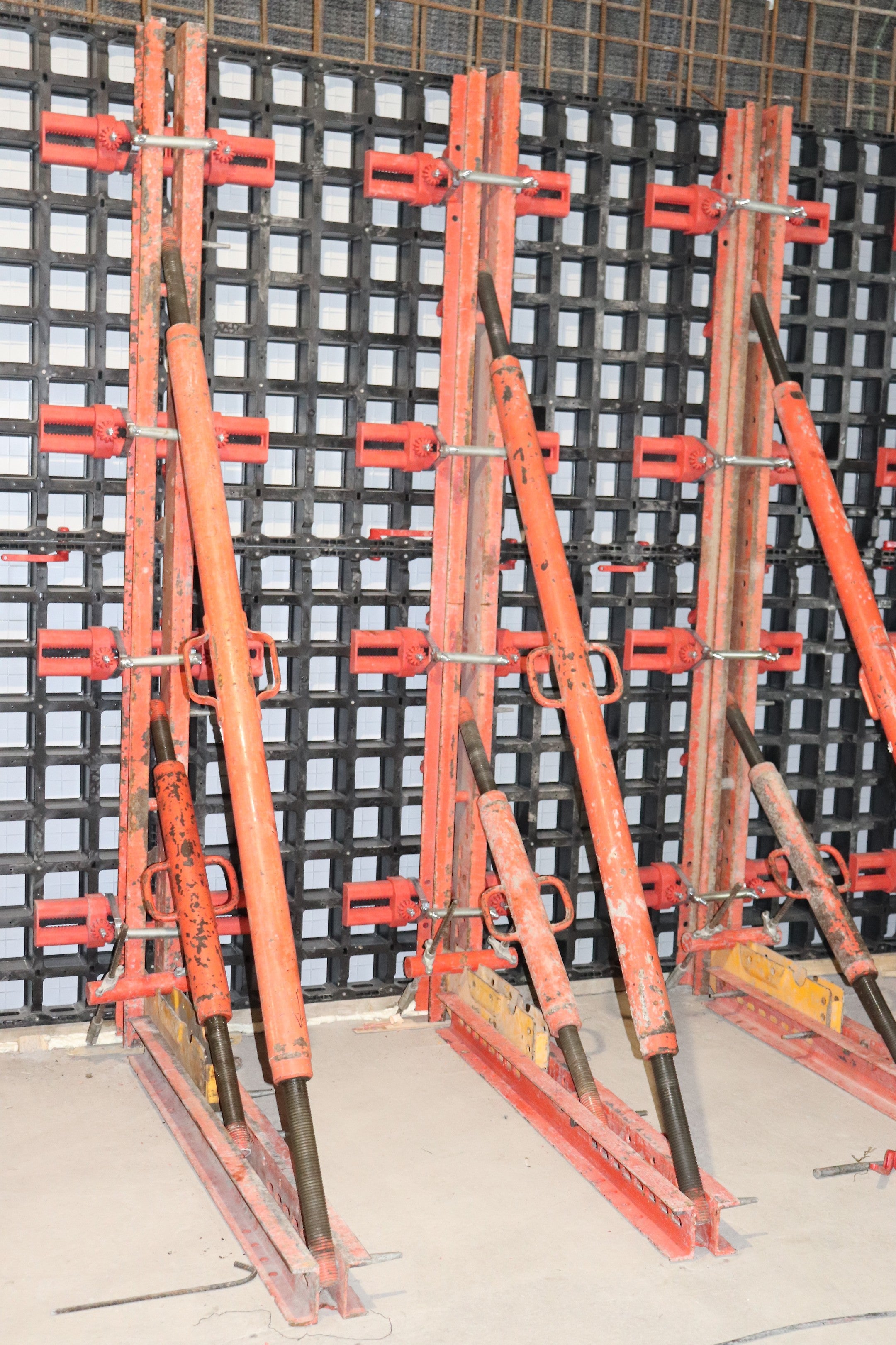 Изграждане на вертикална стена с DUO - олекотен кофраж за работа на ръка без необходимост от механизация