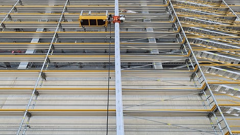 The newly introduced STS 300 Scaffold Transport System with removable and stackable baskets optimises working procedures for scaffolding projects. Visitors to the PERI exhibition hall were able to experience first-hand how the transport system works. 
