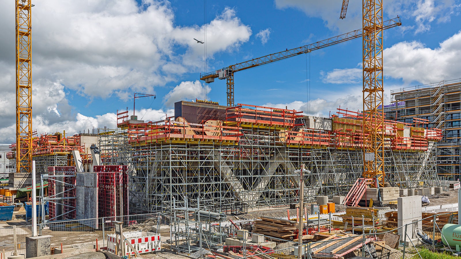 In direkter Nachbarschaft zum Flughafen München entsteht die neue AirportAcademy mit dem filigranen, aber tragenden Betonfachwerk in markanter Rollfeldoptik.