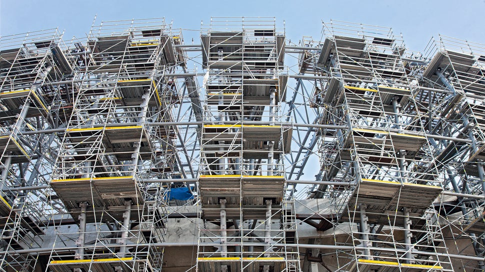 Rusztowania części pionowej wraz ze zintegrowaną komunikacją.<br/>