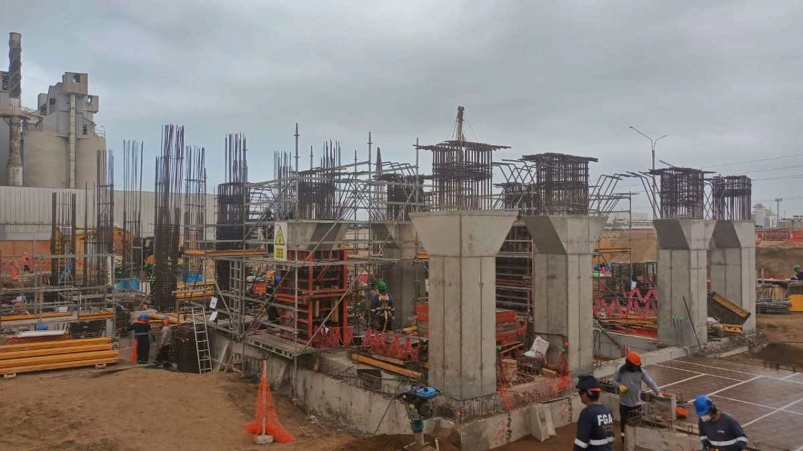 Construcción de la planta de vidrio utilizando varios de nuestros productos como el encofrado LIWA y los andamios PERI UP Flex