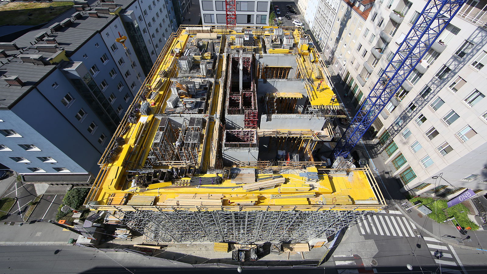 Im Einklang mit der flotten MAXIMO Tempovorgabe für die Wände werden mithilfe der SKYDECK alle Geschossdecken systematisch und damit auch effizient geschalt.