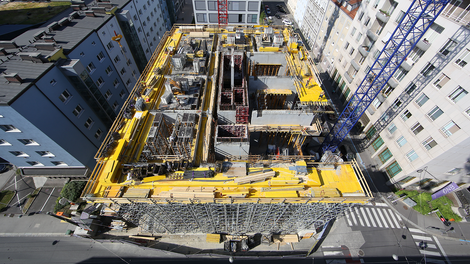 Im Einklang mit der flotten MAXIMO Tempovorgabe für die Wände werden mithilfe der SKYDECK alle Geschossdecken systematisch und damit auch effizient geschalt.