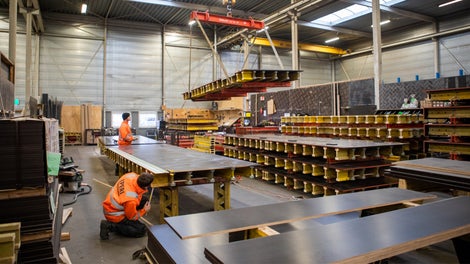 Bij PERI in Schijndel zijn diverse bekistingselementen voorgemonteerd zodat deze prefab afgeleverd konden worden op de project locatie.