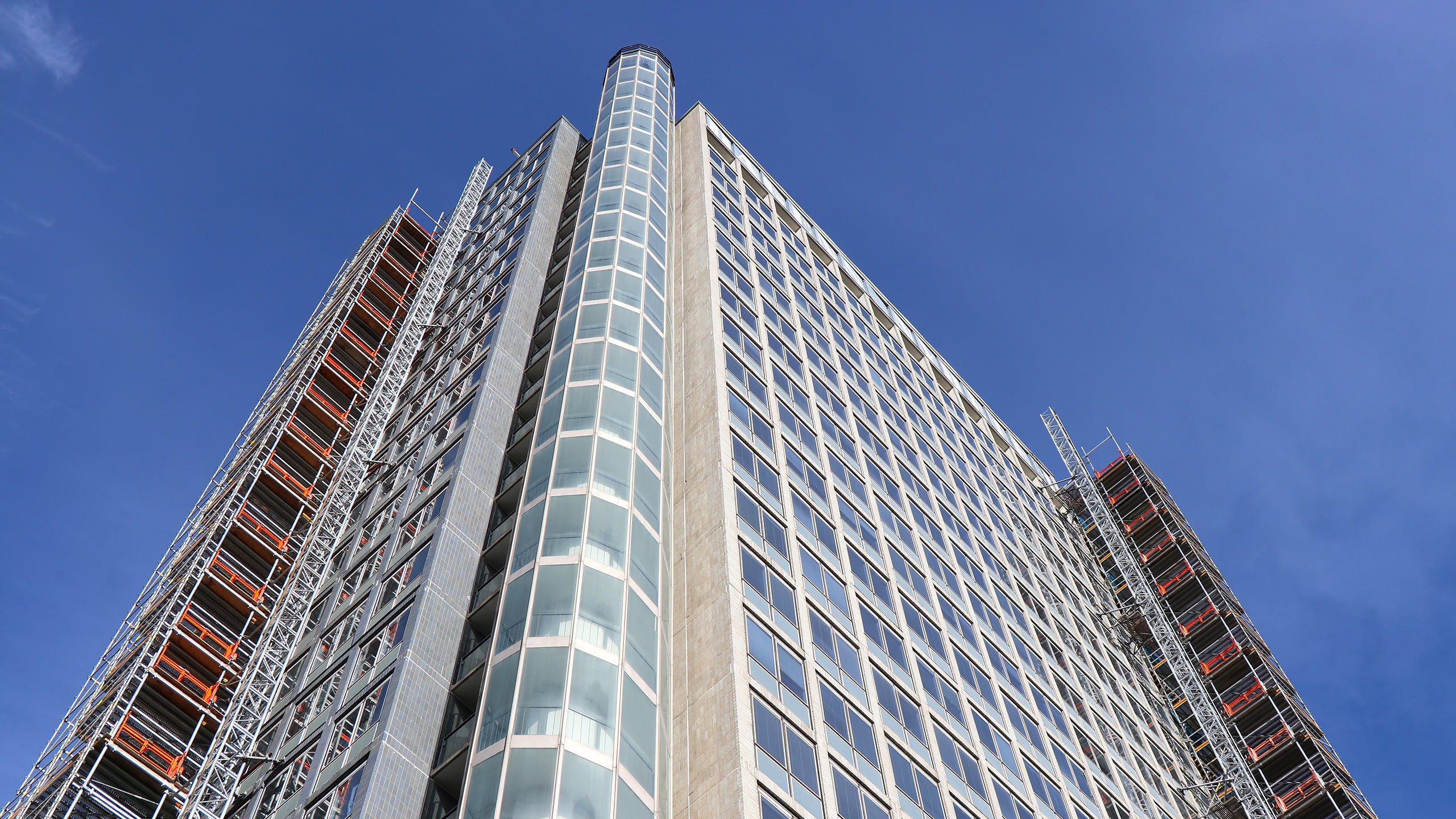 Just renoveras fastigheten och PERI UP Flex används som arbetsställning.