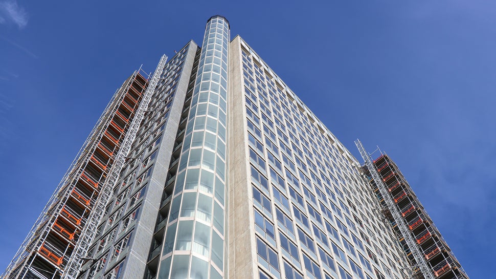 Just renoveras fastigheten och PERI UP Flex används som arbetsställning.