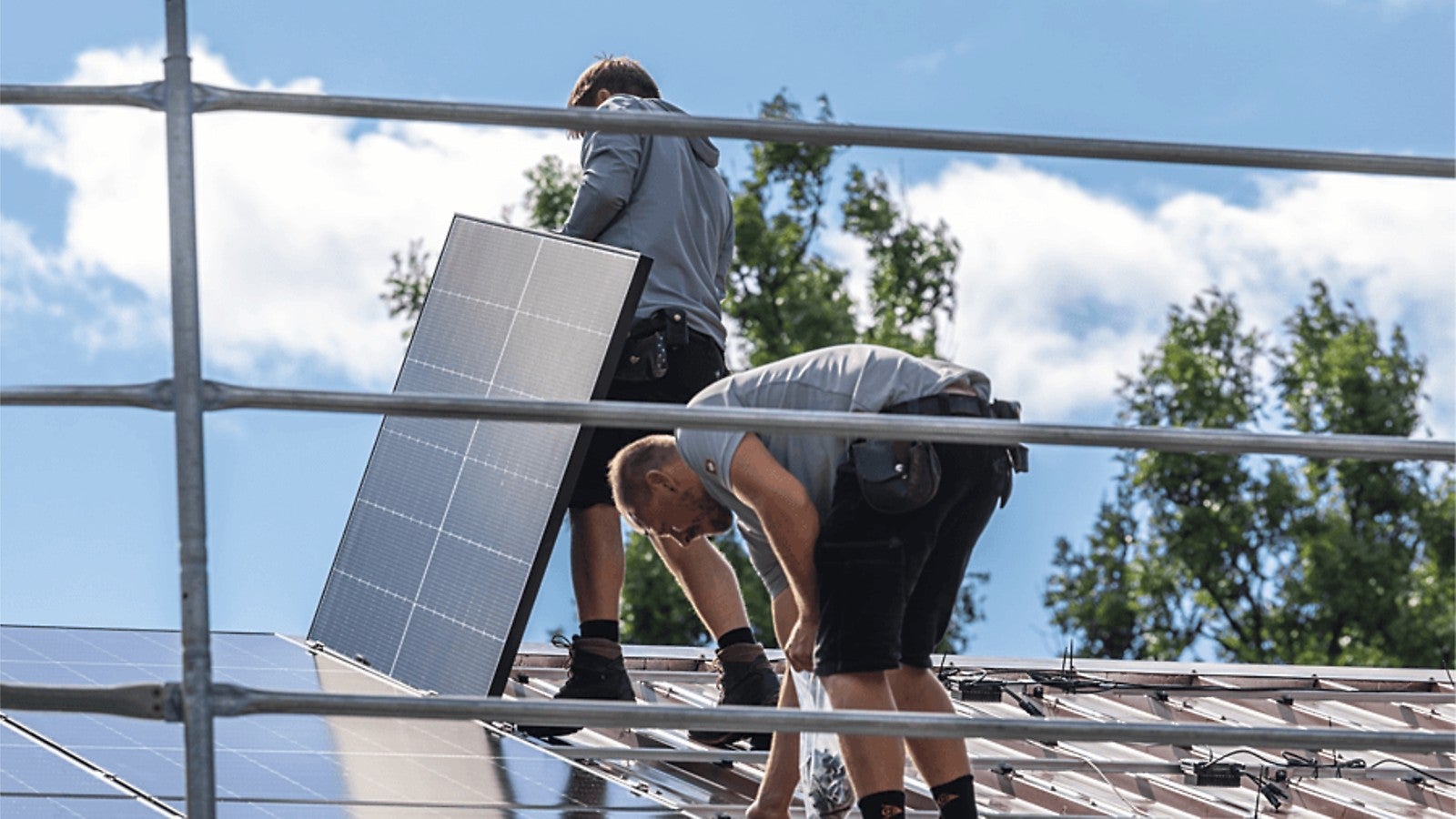 Solarpaneele sicher installieren mit PERI UP Fassadengerüst