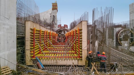 使用由VARIOKIT系统组成的 3D模板，可以精确浇筑由矩形截面过渡至圆形截面的隧道结构。