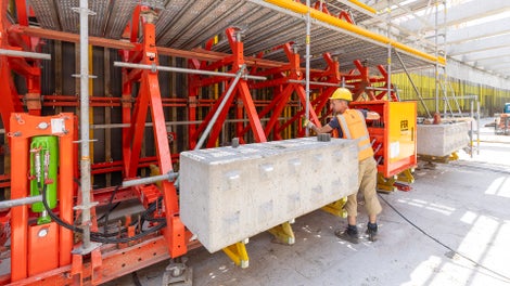 Das Ausschalen, Verfahren und Einschalen, also den Quer- und Längsverschub der beiden kompletten Wandschalungseinheiten erfolgt hydraulisch unterstützt.