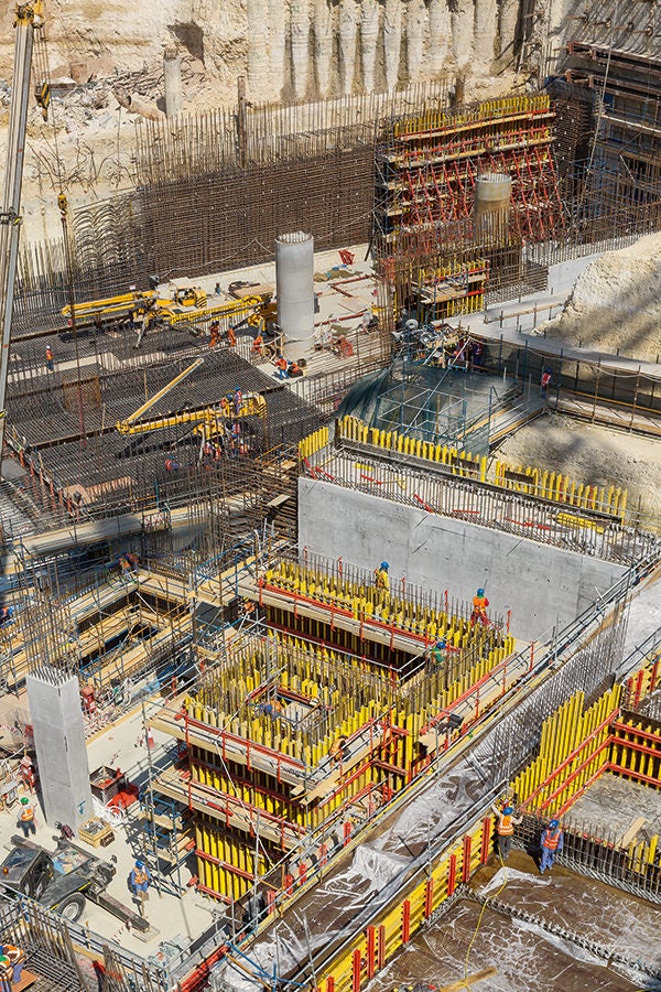The complex structural geometry as well as massive reinforced concrete components with up to 3 m thick slabs and wall thicknesses up to 2 m required a customized system concept.