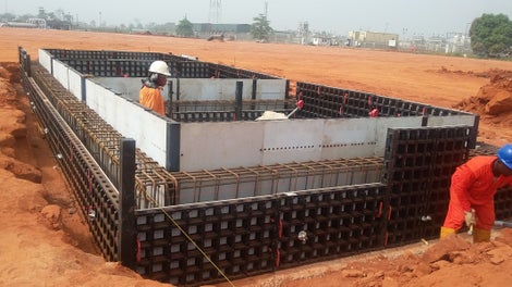 Concrete beam foundation for slug catcher