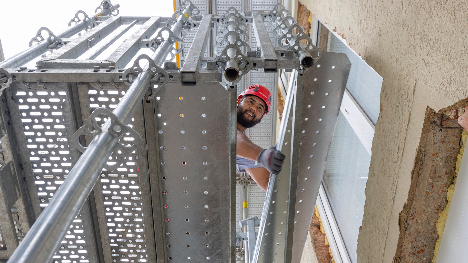 Dank der lösungsbezogenen Bauteile für Höhenausgleiche können Aus- und Einstiegsbereiche an verschiedene Höhen angepasst werden – bis zu zwei Stufen ohne zusätzliche Stielreihe.