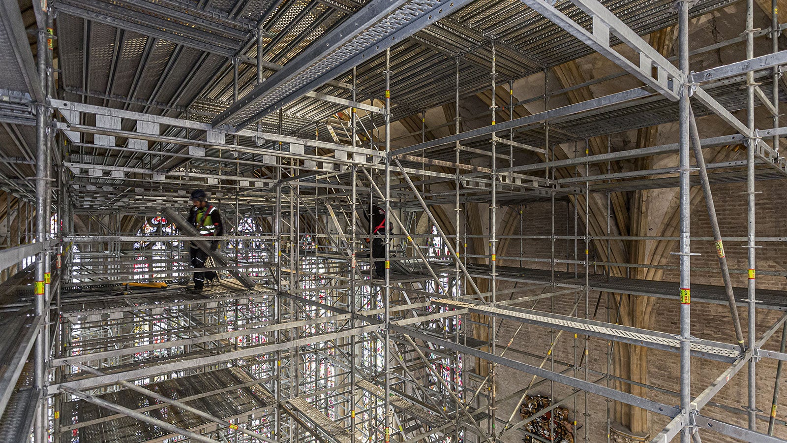 Mit PERI UP Flex wurden abgestufte Arbeitsebenen und Zugangsmöglichkeiten geschaffen, die eine sichere Ausführung der Arbeiten am Chorgewölbe und zeitgleich am Chorgestühl erlauben.