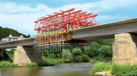 <p>Vytvořen&amp;iacute; jednoduch&amp;eacute;ho podpěrn&amp;eacute;ho syst&amp;eacute;mu, kter&amp;yacute; je schopn&amp;yacute; rentabilně překlenout rozpět&amp;iacute; do 22 metrů při tlou&amp;scaron;ťce desky&amp;nbsp;do 1 metru. Cel&amp;aacute; konstrukce se skl&amp;aacute;d&amp;aacute; ze 4 syst&amp;eacute;mov&amp;yacute;ch souč&amp;aacute;st&amp;iacute;, kter&amp;eacute; lze v&amp;scaron;echny pronajmout.</p><br/>