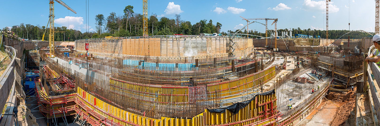 Mit der Fertigstellung der Teilchenbeschleunigeranlage stehen in Zukunft einzigartige Forschungsmöglichkeiten zur Verfügung, um unter Laborbedingungen die Vorgänge im Universum zu simulieren.