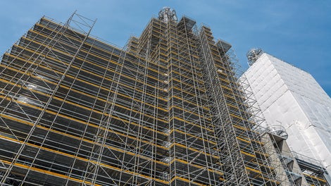 Industrial applications call for an adaptable scaffolding system combined with the highest demands on work safety. With PERI UP Flex, safe working platforms and access points can also be realised for higher-positioned work areas at an industrial facility.