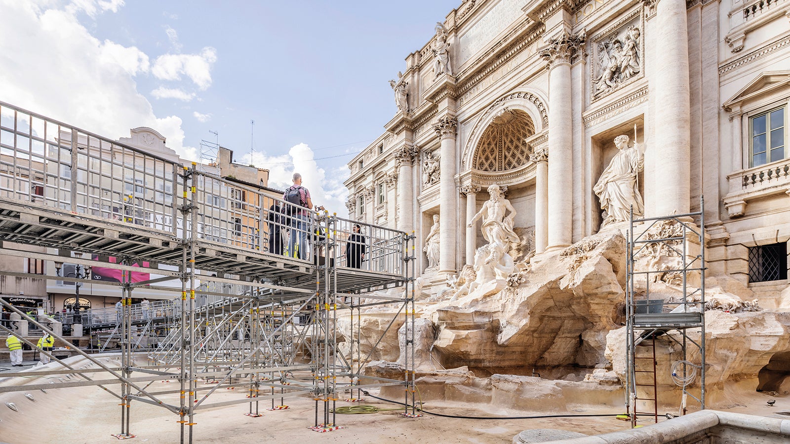 The modular design of the PERI UP Modular Scaffolding could be flexibly adapted to the complex shape of the fountain basin.