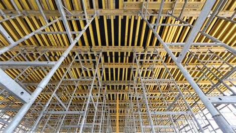 Podparcie stropów grubości 100 cm – 130 cm przy użyciu wież ST100 o nośności 53,8 kN na każdą głowicę wieży. Na wieżach dźwigary VT 20 i GT 24 .<br/>