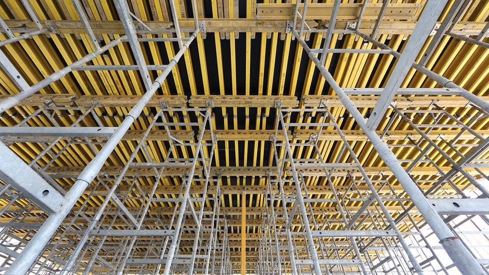 Podparcie stropów grubości 100 cm – 130 cm przy użyciu wież ST100 o nośności 53,8 kN na każdą głowicę wieży. Na wieżach dźwigary VT 20 i GT 24 .<br/>