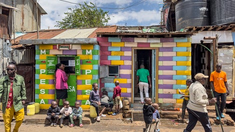 Residential building, school building or a pay station: Painted in bright colours, the TwistBlocks create a colourful picture.