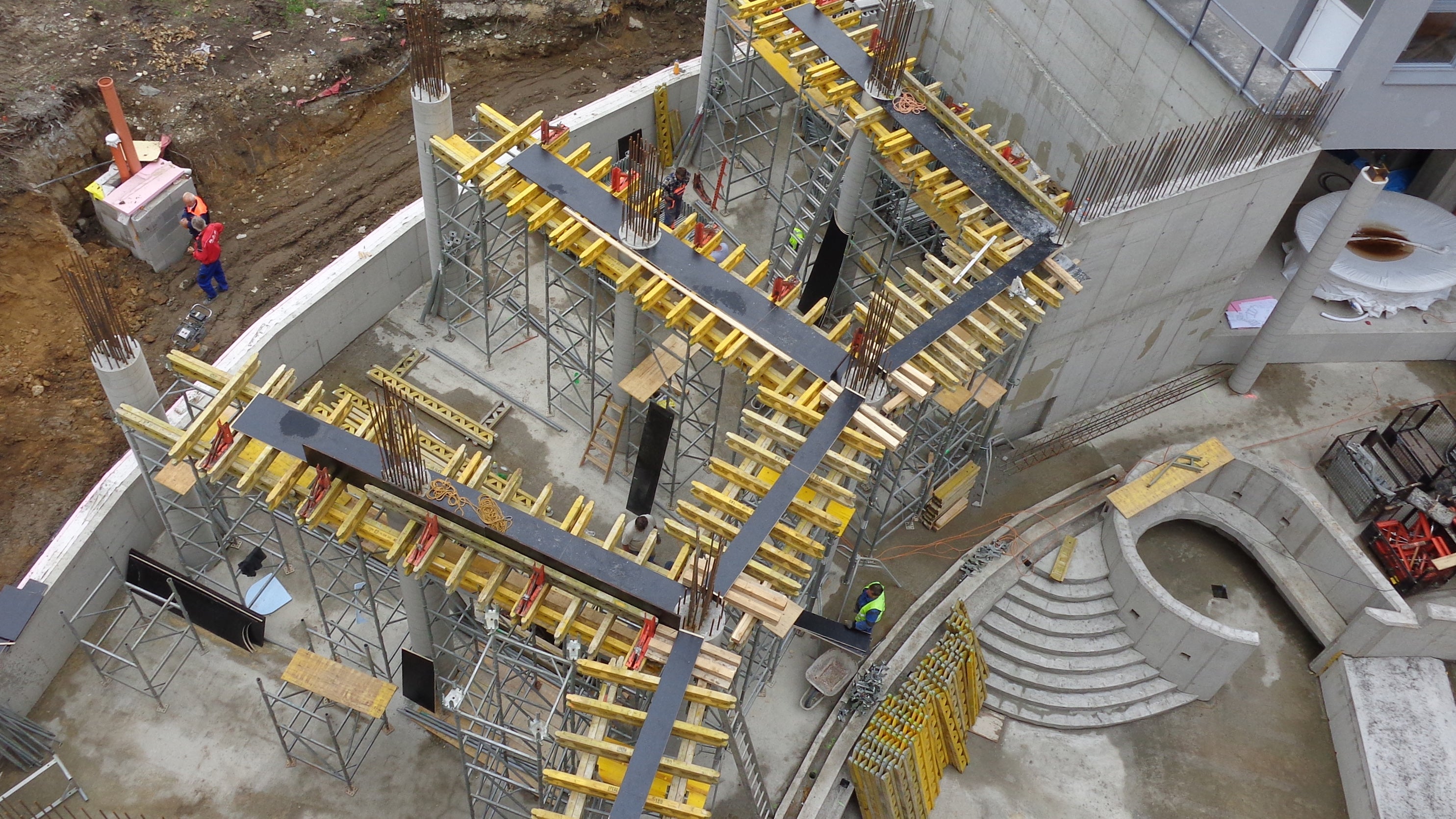 Debnenie prievlakov a stropov bolo realizované na podpernej konštrukcii zo systému ST 100 a prebiehalo pomocou systému MULTIFLEX s priehradovými nosníkmi GT 24.