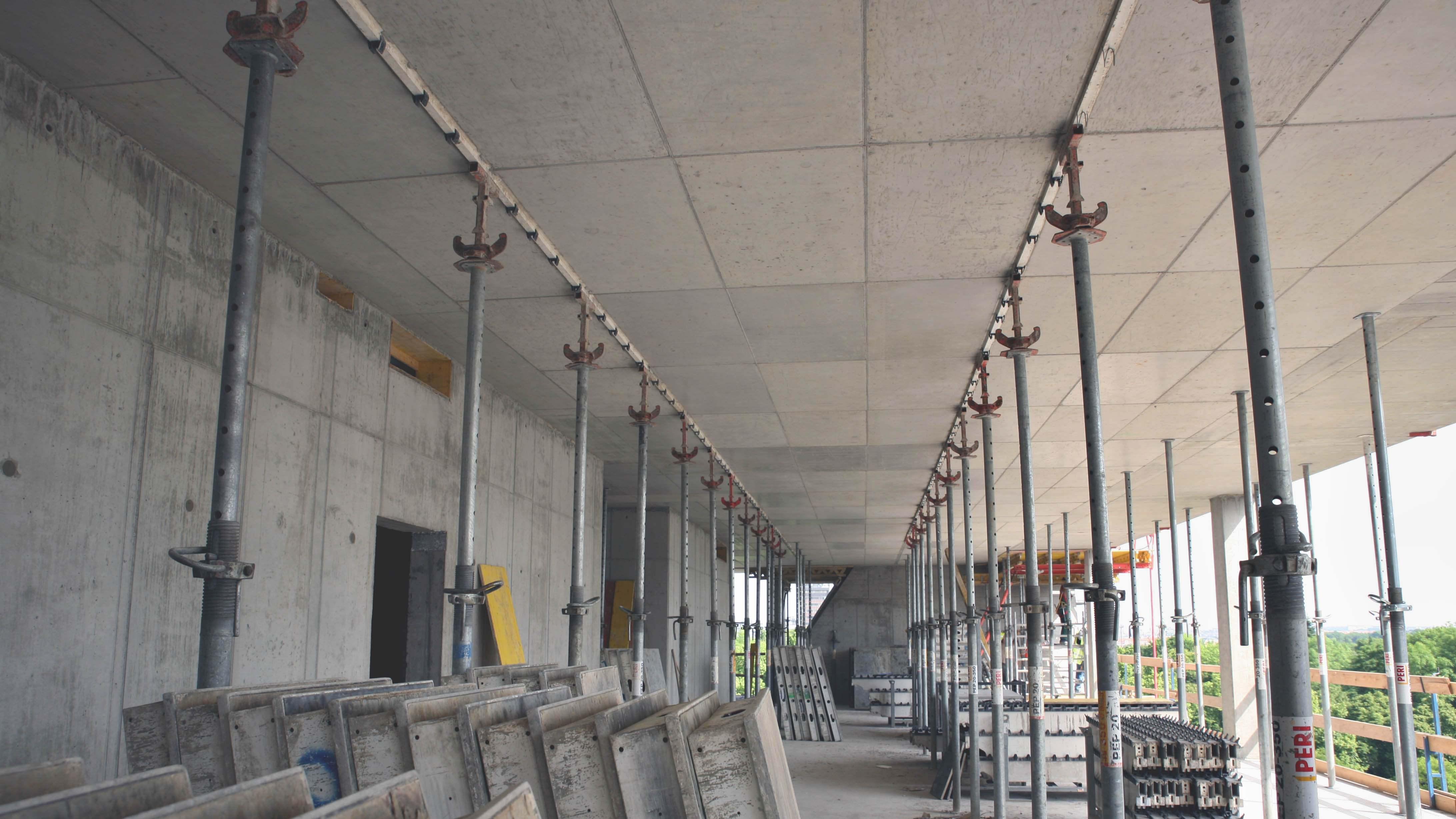 Panelové stropní bednění SKYDECK je možné v závislosti na tloušťce desky a pevnosti betonu odbednit již po 24 hodinách.