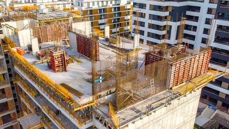 使用PROKIT防护栏系统封闭不同高度上的开放的楼板边缘，最大程度上确保了施工的安全性。