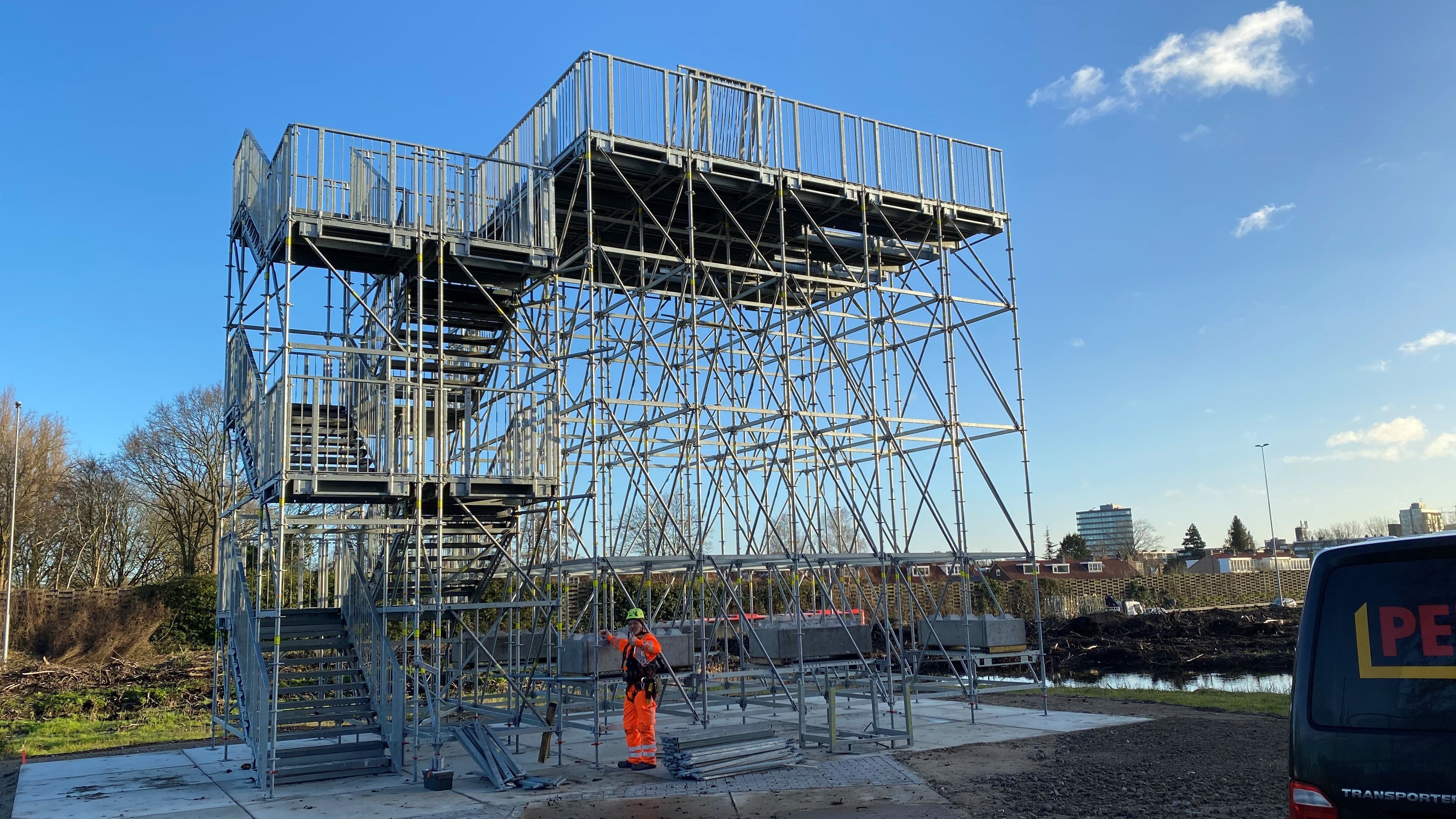 Het gehele uitkijkpunt is gebouwd met het standaard PERI UP steigersysteem. Kwalitatief hoogwaardig materiaal dat snel geleverd en gebouwd kon worden
