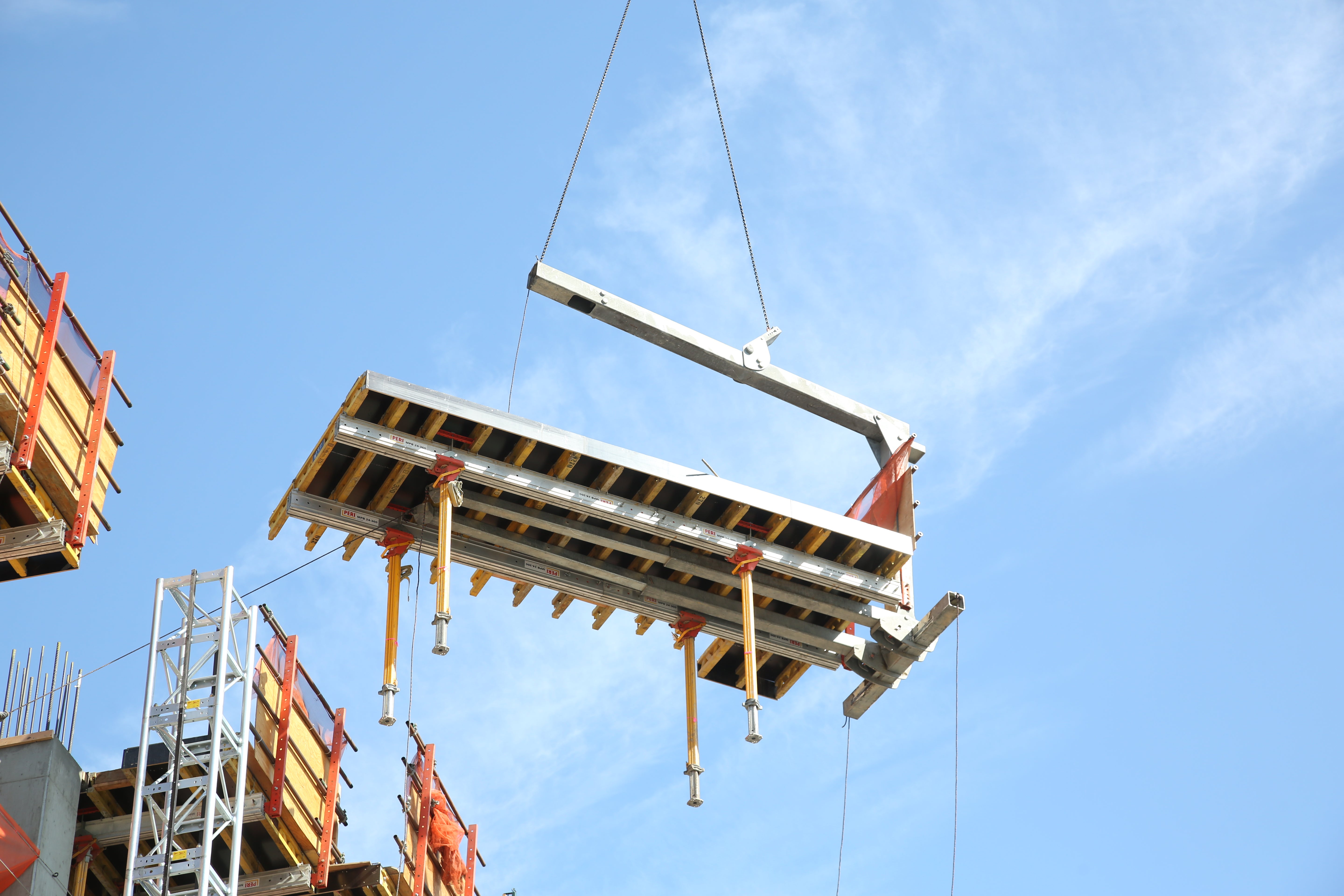 The perimeter shoring was achieved using PERI UNIPORTAL tables. The tables are ideal for large cantilevers and oddly shaped building perimeters. The legs hinge up to accomodate stripping and moving.