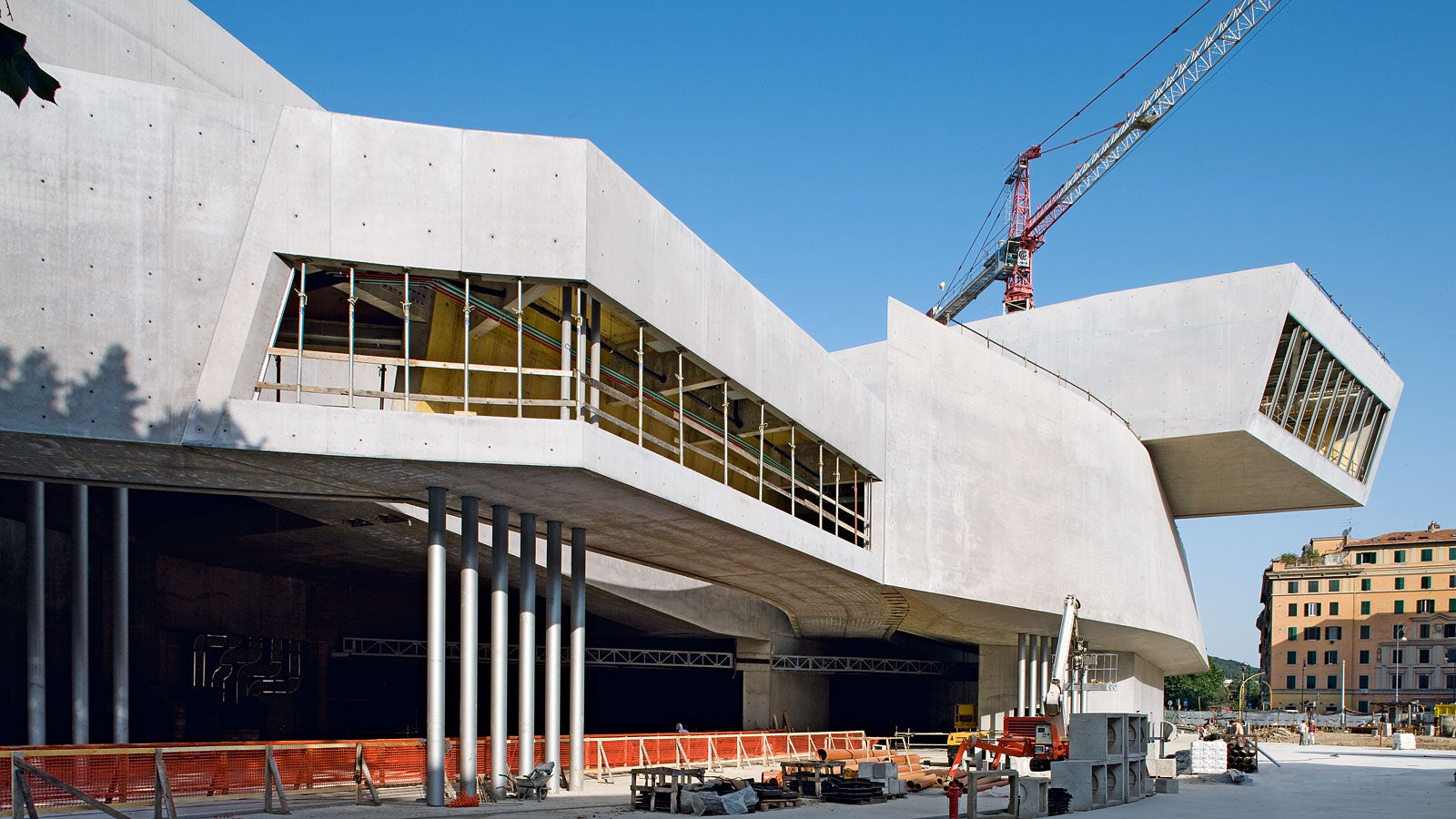This extraordinary structure is characterized by twisting reinforced concrete walls which reach heights of up to 14 m.