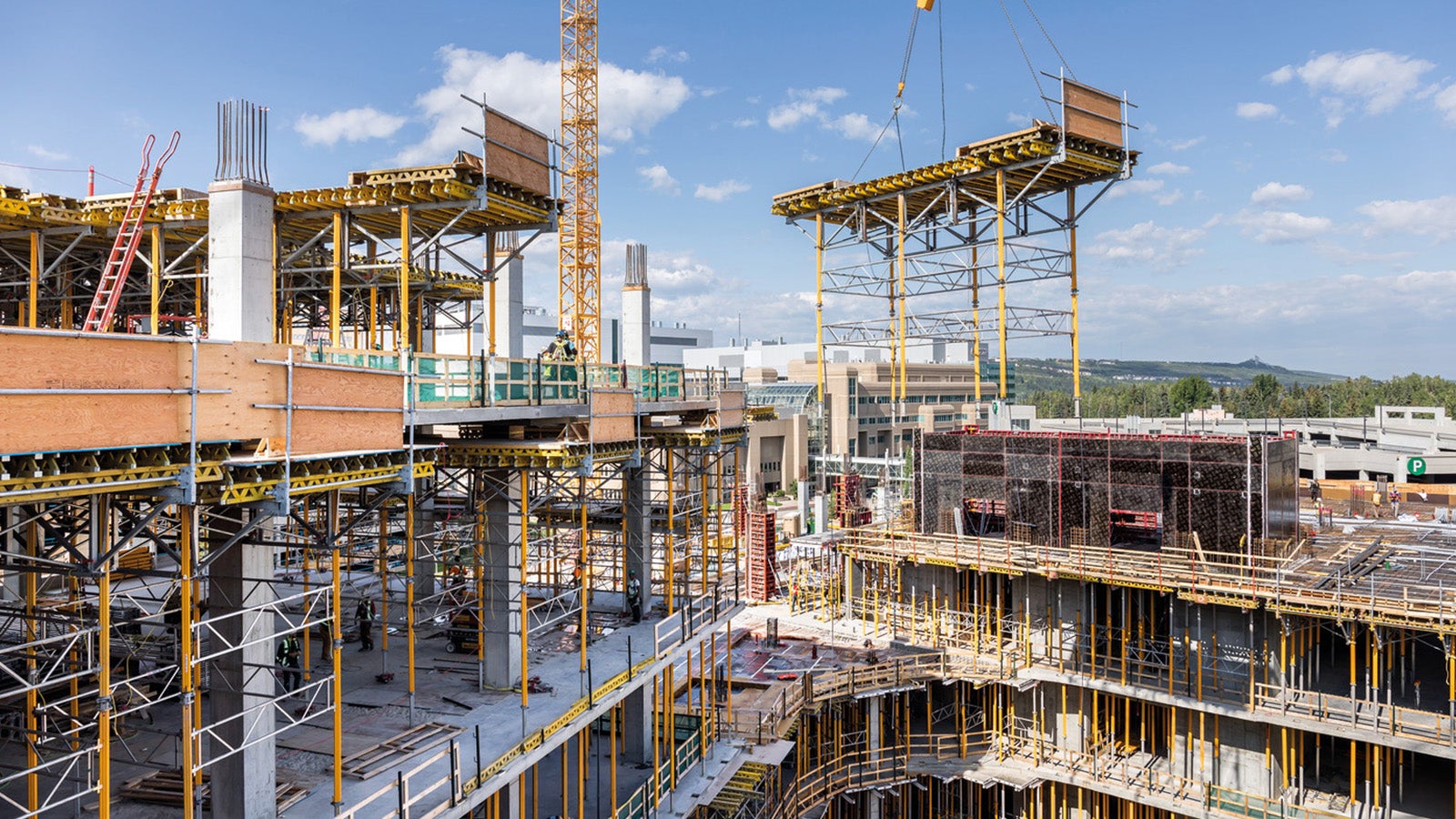 Our slab table solutions offer you a high degree of safety, especially at slab edges, and deliver fast forming times, particularly for large slab areas. We deliver the slab tables prefabricated and as assembled units to the construction site.