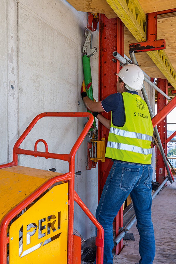 Die mobile Kletterhydraulik des RCS Schienenklettersystems sorgte für die notwendige Kranentlastung.