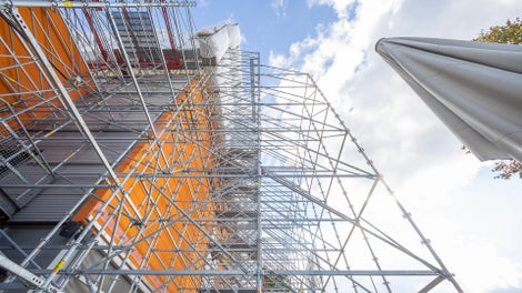 Gerüstbautechnisch herausfordernd: Eine Gerüstverankerung an der Außenfassade war nicht möglich – und die Dachflächen der angrenzenden Gebäude durften nicht beziehungsweise nur sehr gering belastet werden.