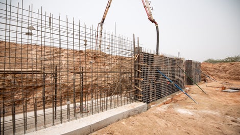 For a residential project, columns, lift walls, and retaining walls were built using the PERI DUO System. <br/><br/>The residential project featured two-story luxury homes with basements and additional facilities, enclosed by walls of 230mm in thickness and 3 meters in height.