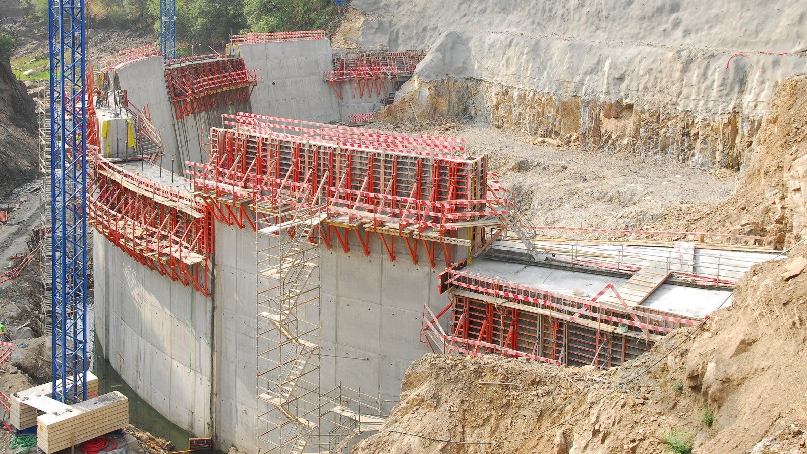 Visualização do paramento em zona lateral, permitindo compreender o posicionamento das gruas-torre para movimentação dos sistemas de cofragem