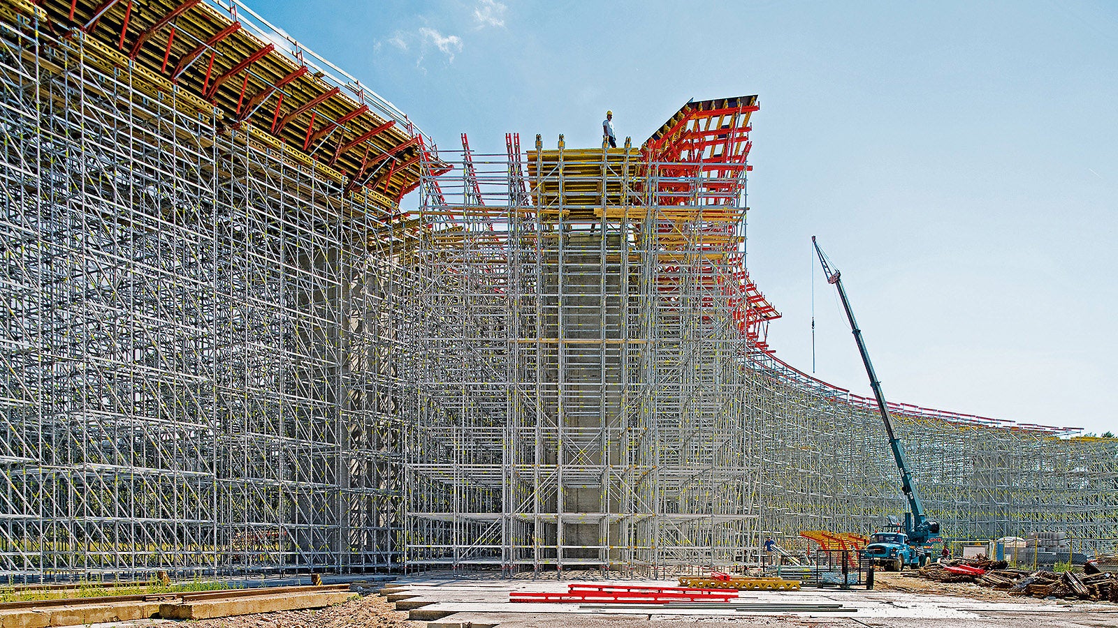 A estrutura de suporte PERI UP pode ser adaptada de forma ideal para se adequar à geometria da estrutura devido às dimensões da montagem modular e da grade métrica.