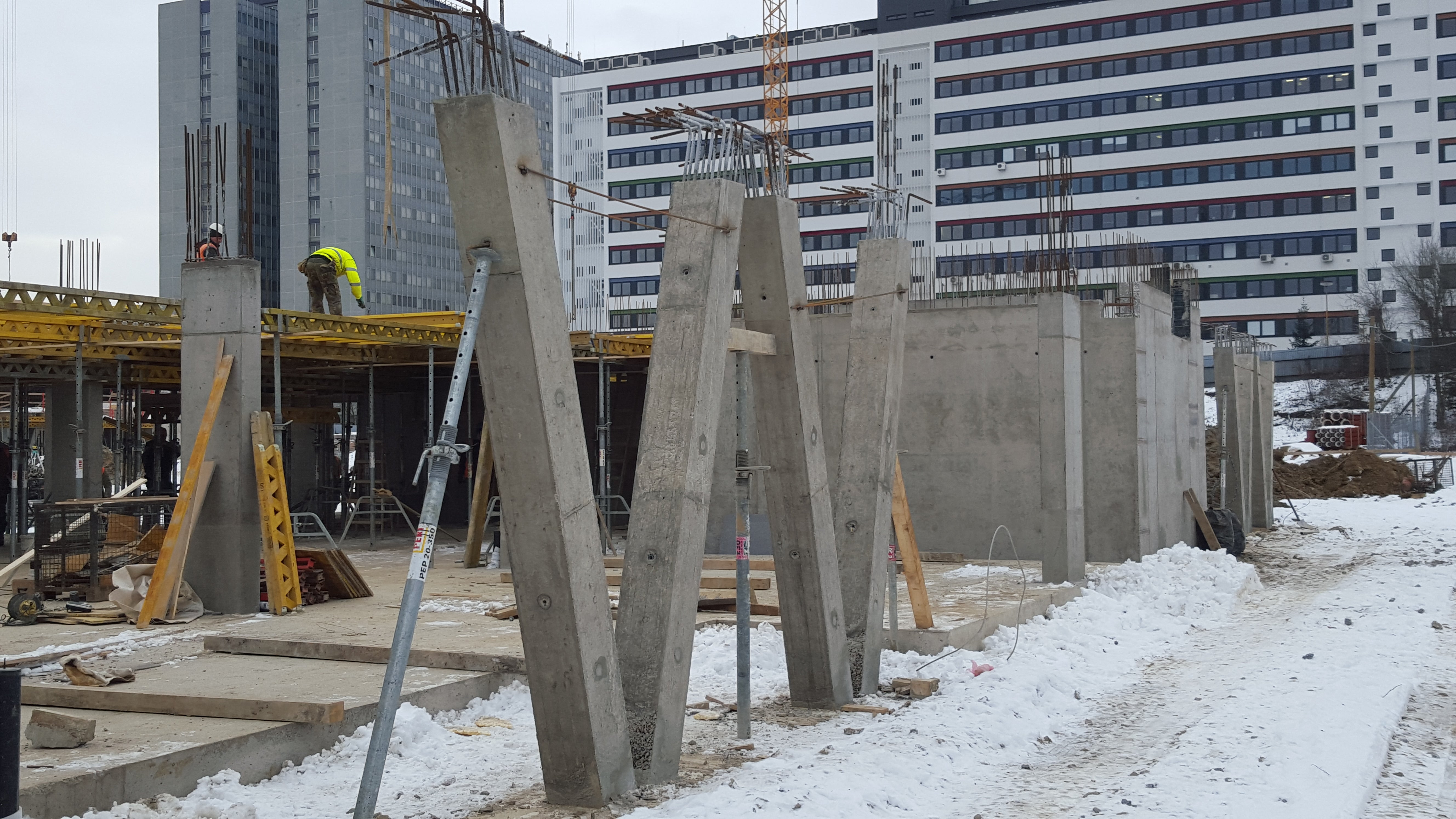 Stĺpy bpli vyhotovené pomocou formy z priehradových stropných nosníkov GT 24 vložených do veľkoplošných panelov stenového debnenia.